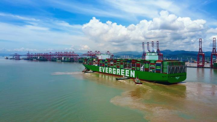 Пристаништето Ningbo Zhoushan се поврзува со најголемиот контејнерски брод Changyi во светот